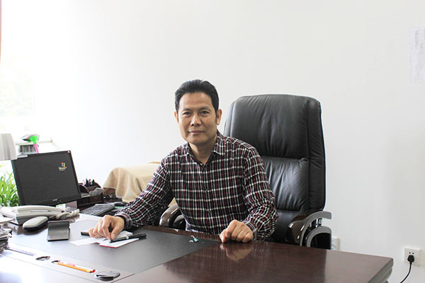 说明:http://wl.haust.edu.cn/images/teachers/%E6%9D%8E%E7%AB%8B%E6%9C%AC.jpg