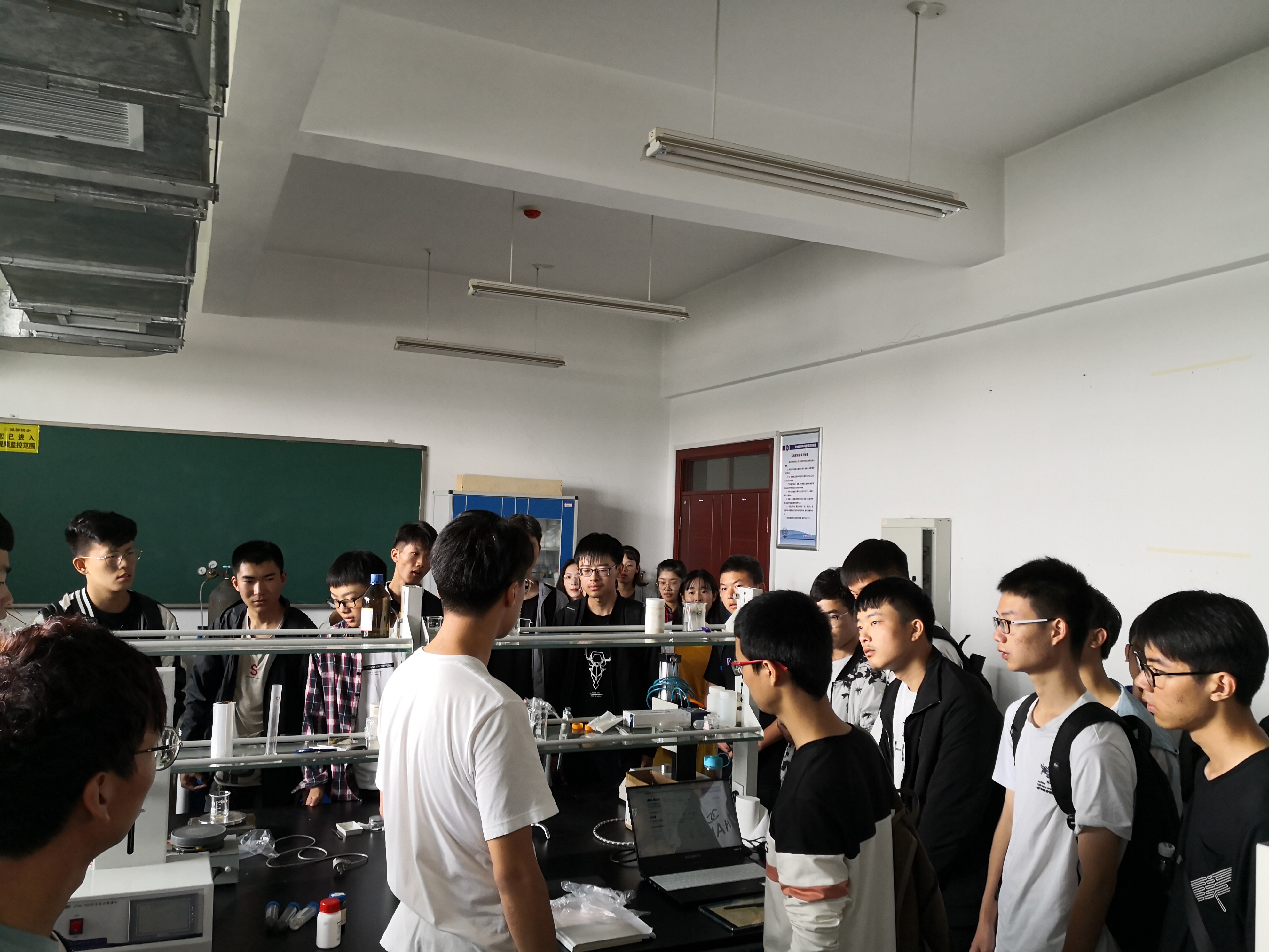 物理工程学院组织2019级新生参观实验室-河南科技大学物理工程学院
